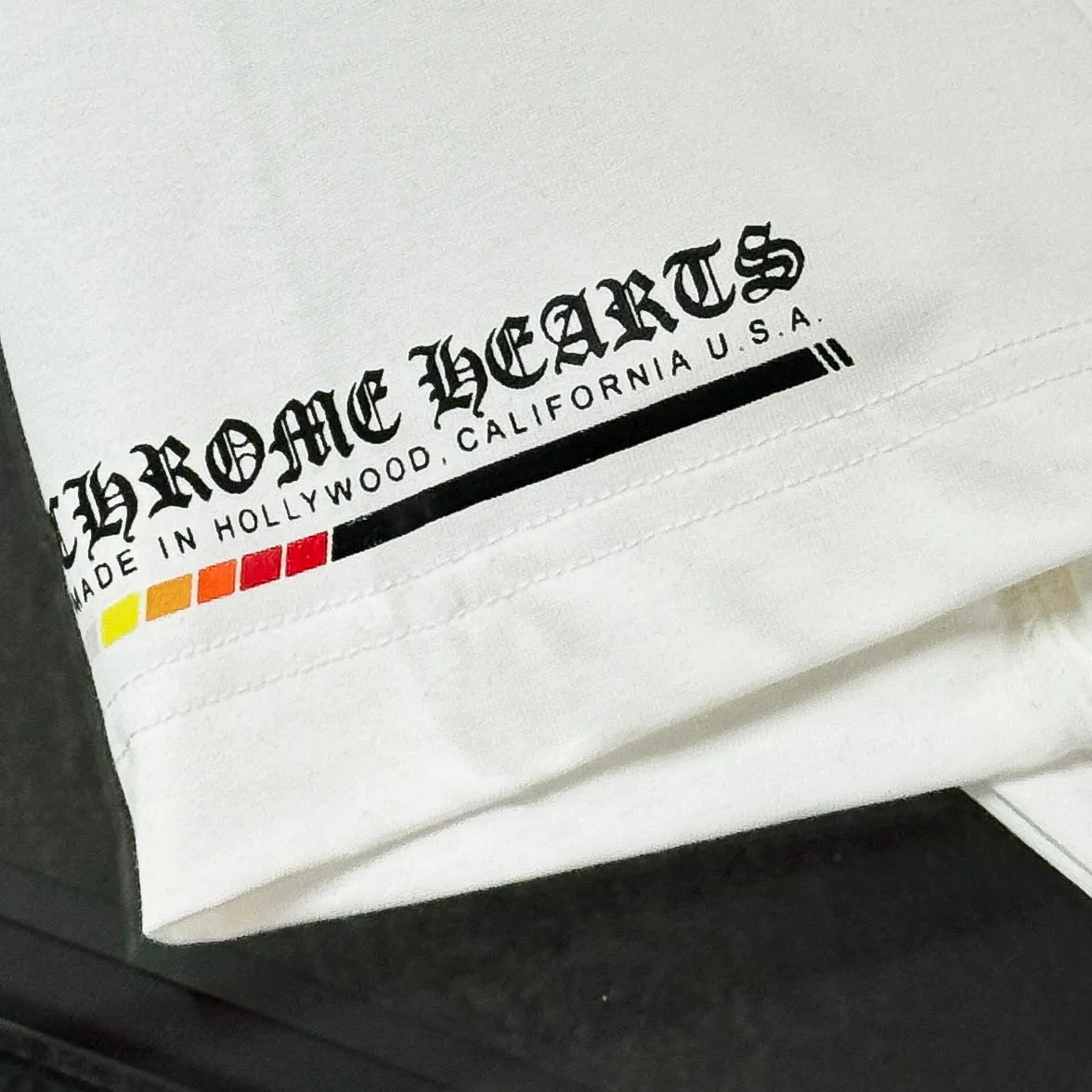 P180 Chrome Hearts Chrome Hearts 25 high-end versions. The fabric is made of 300 grams of high-density pure cotton. It does not deform or shrink. It has three labels. It is the same style for men and women. Technology: suede foaming + digital printing. Color: white, black. SIZE: S-XL.